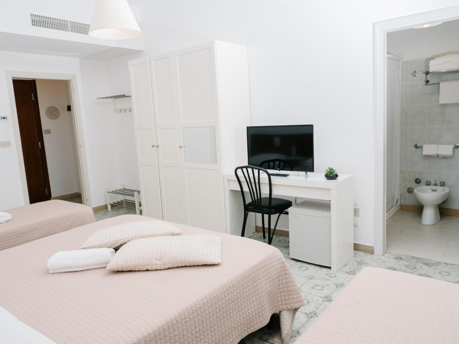 Hotel Antagos Montesilvano Bagian luar foto